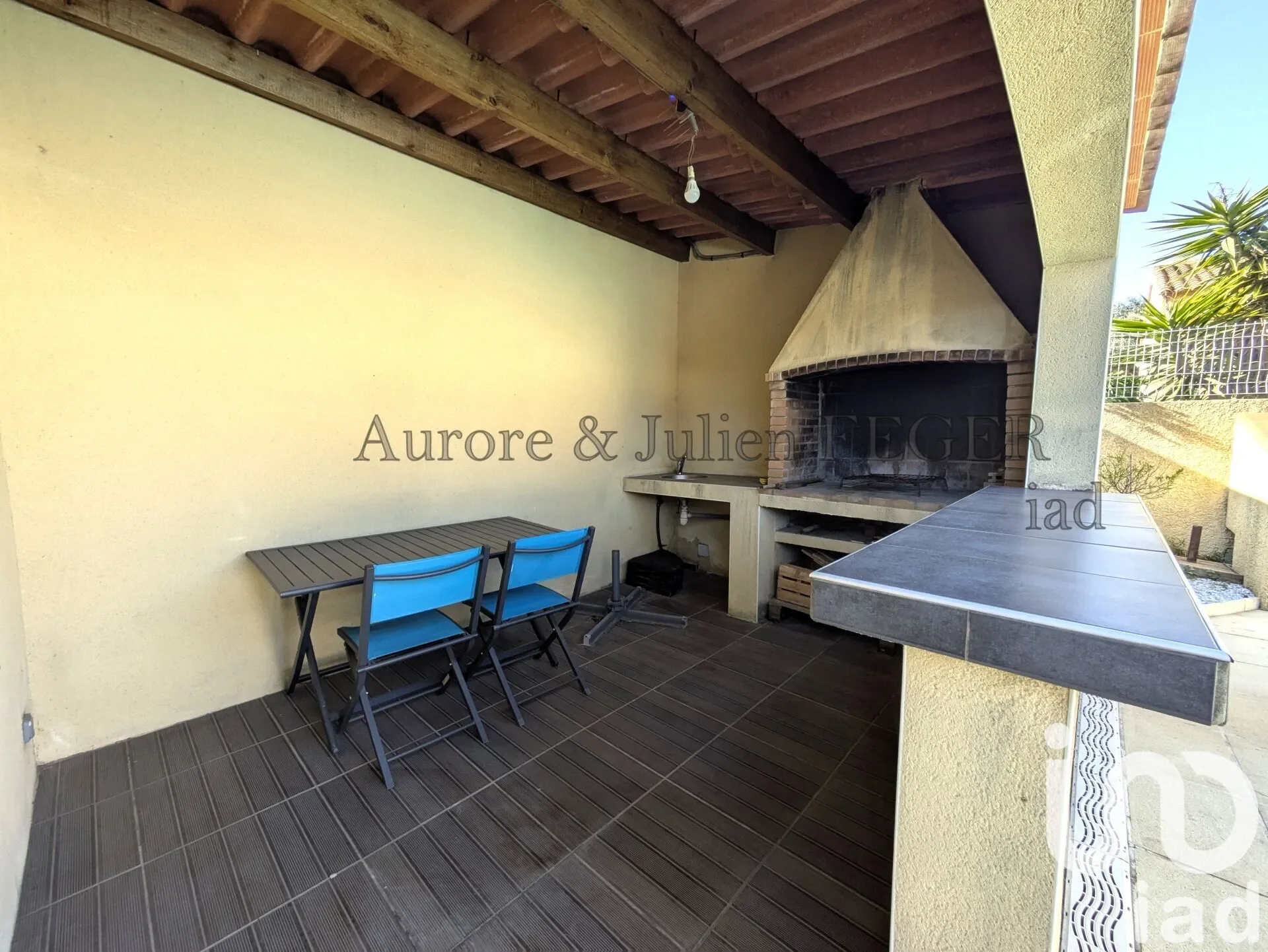 Exterior photo 5