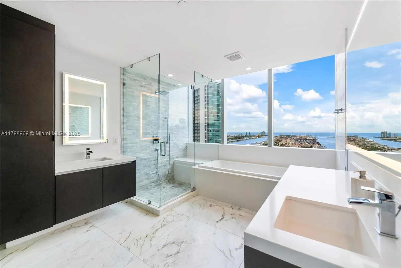 851 NE 1st Ave #4011, Miami, FL 33132, Miami, Florida, United States. - Photo 19