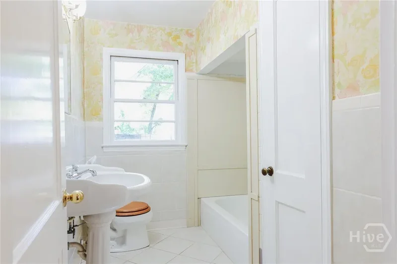 112 E Derenne Avenue, Savannah, Georgia, United States. - Photo 4