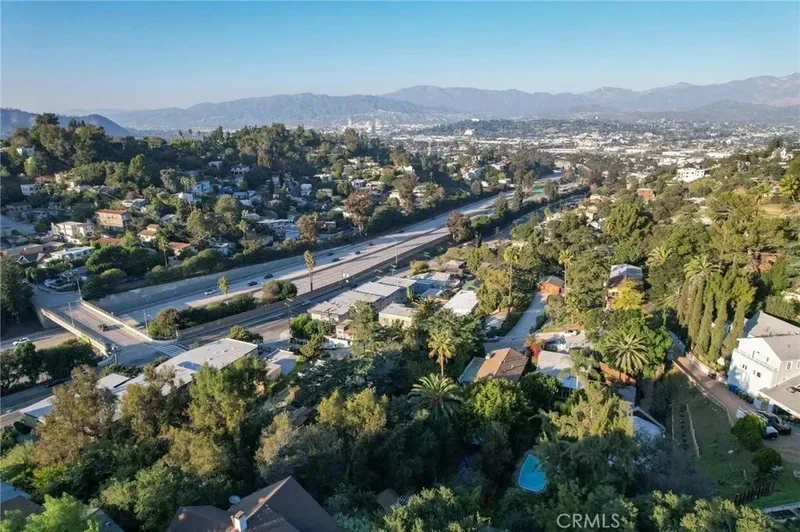 2125 Cove Avenue, Los Angeles, California, United States. - Photo 13