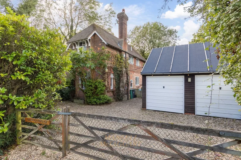 Cheswick Cottage Meath Green Lane, Horley, RH6 8HZ, Horley, England, United Kingdom. - Photo 7