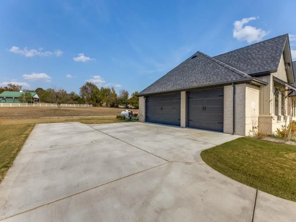 129 Lariat Court, Azle, Texas, United States. - Photo 26