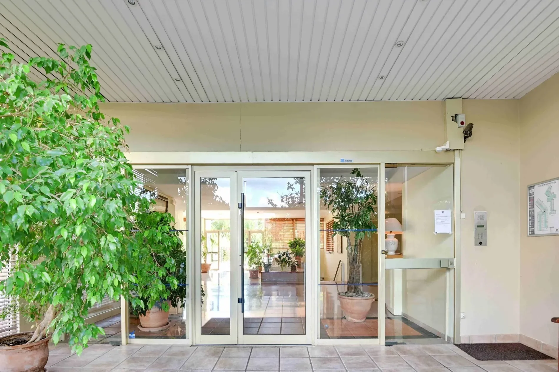 Exterior photo 9