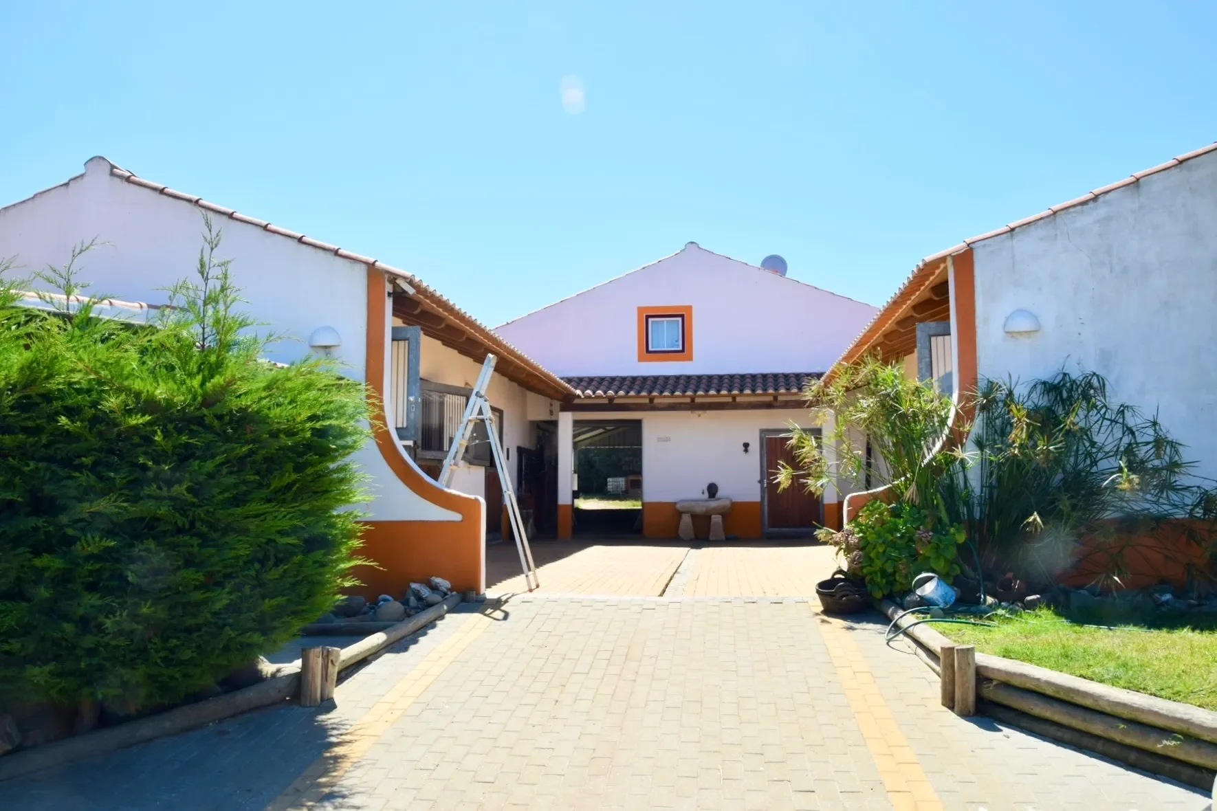 Exterior photo 6