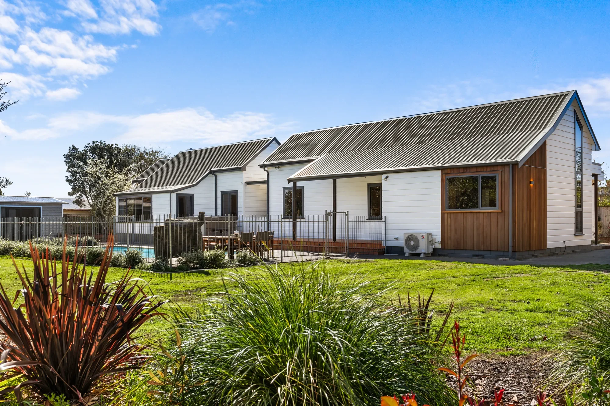 Exterior photo 5