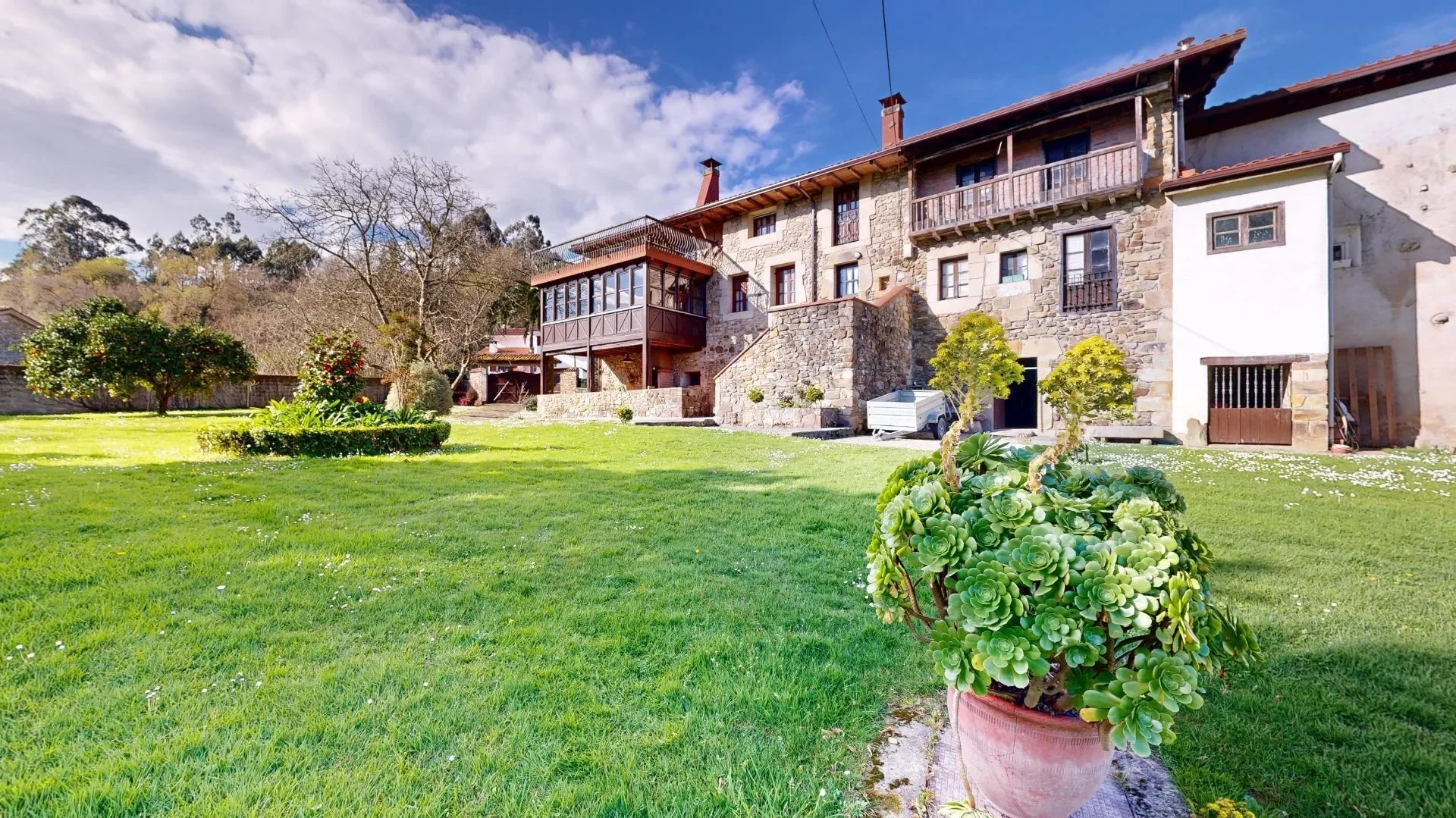 Exterior photo 2