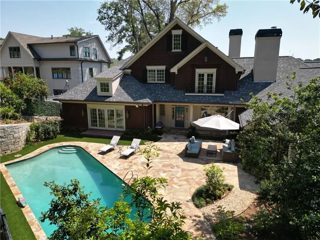 Exterior photo 2