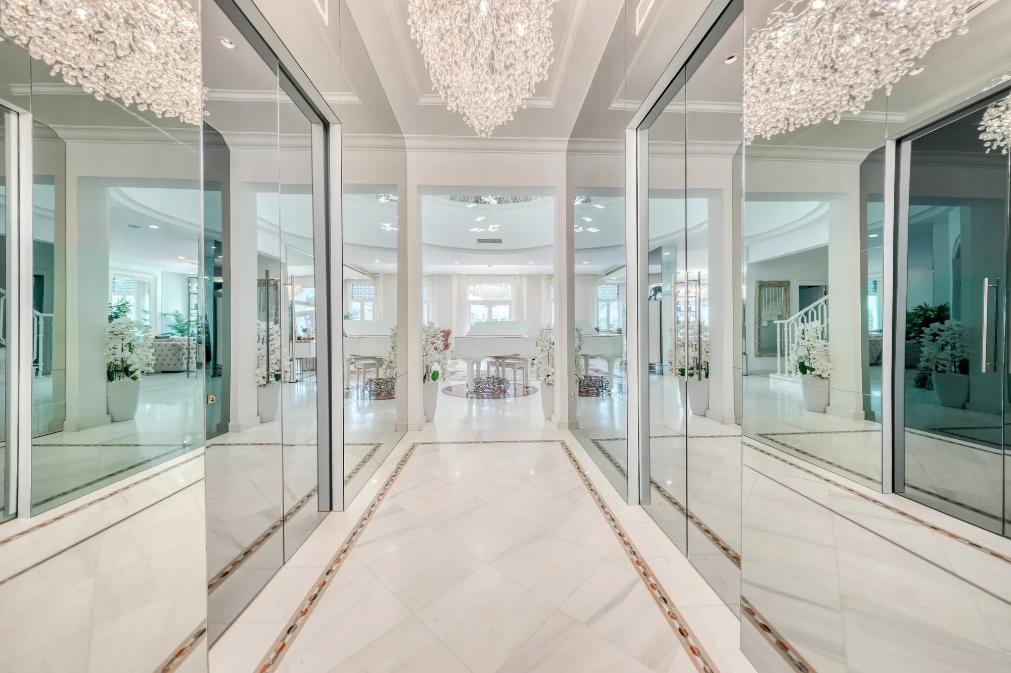 Luxurious renovated 6 Bedrooms Signature Villa