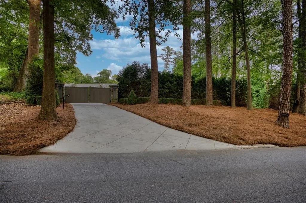 2883 W Roxboro Road NE, Atlanta, Georgia, United States. - Photo 7