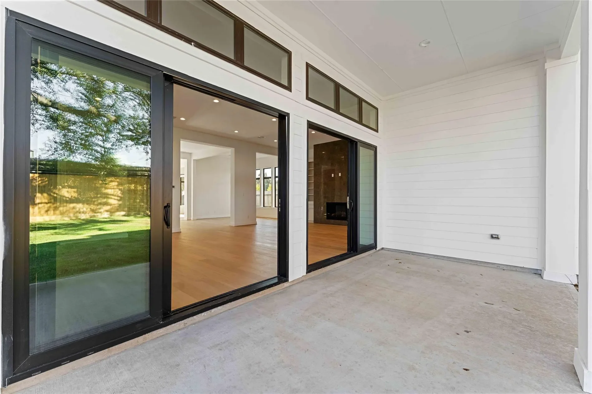Exterior photo 3
