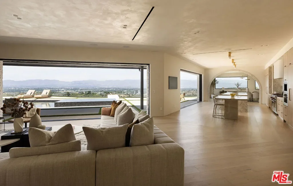 16401 Mulholland Drive, Los Angeles, California, United States. - Photo 38