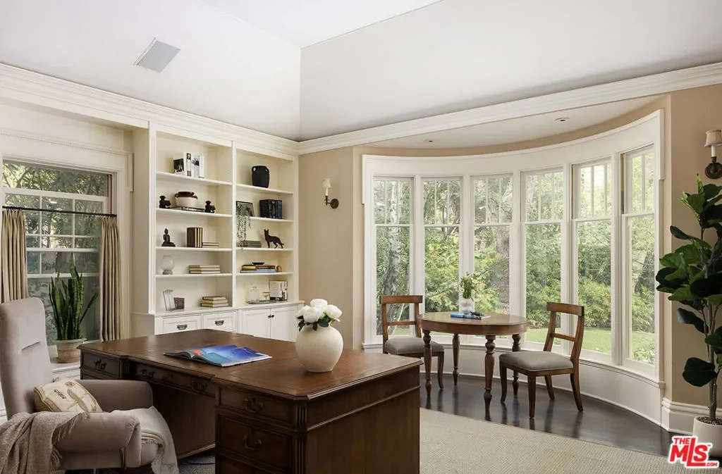 2041 Mandeville Canyon Road, Los Angeles, California, United States. - Photo 23