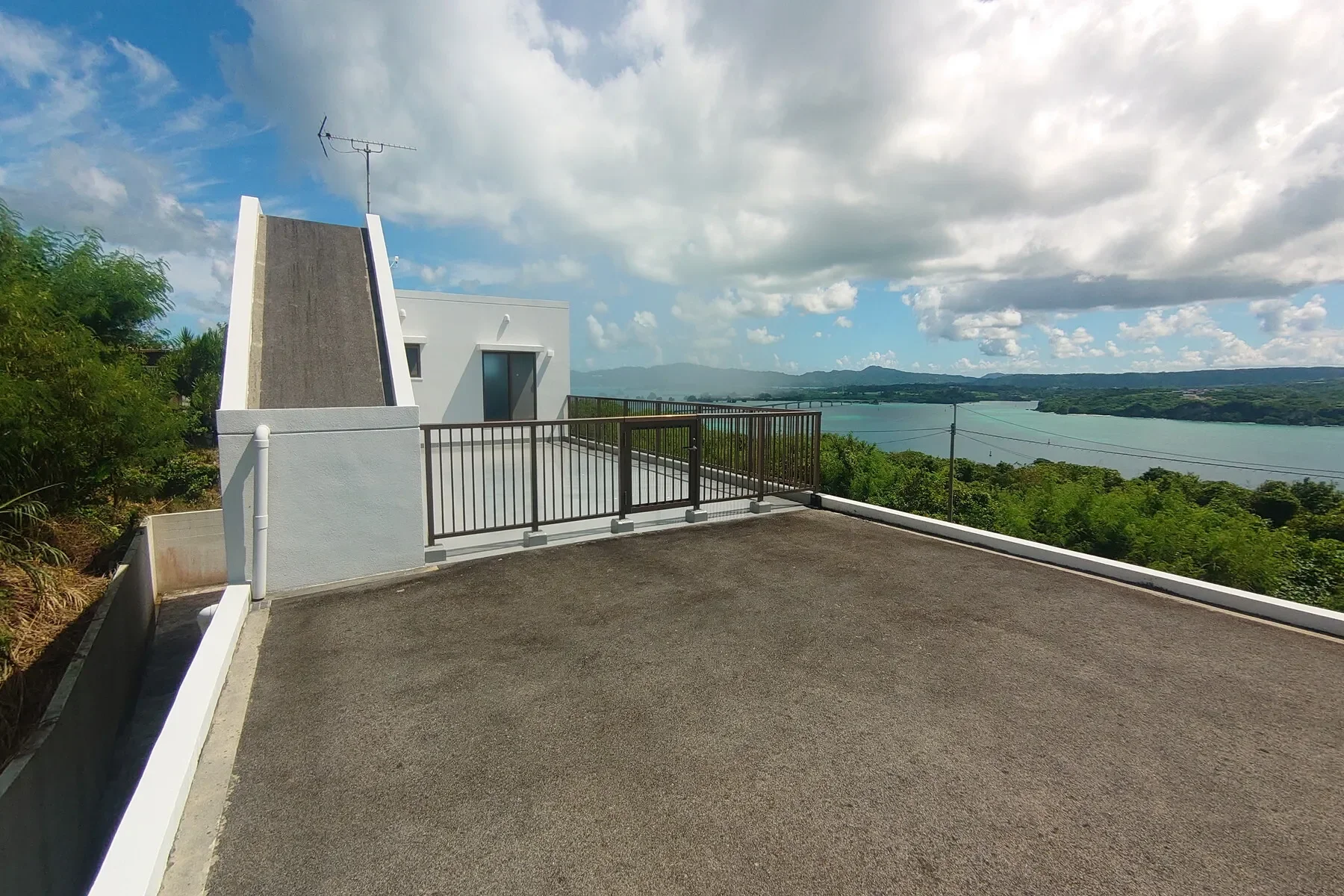 Exterior photo 4