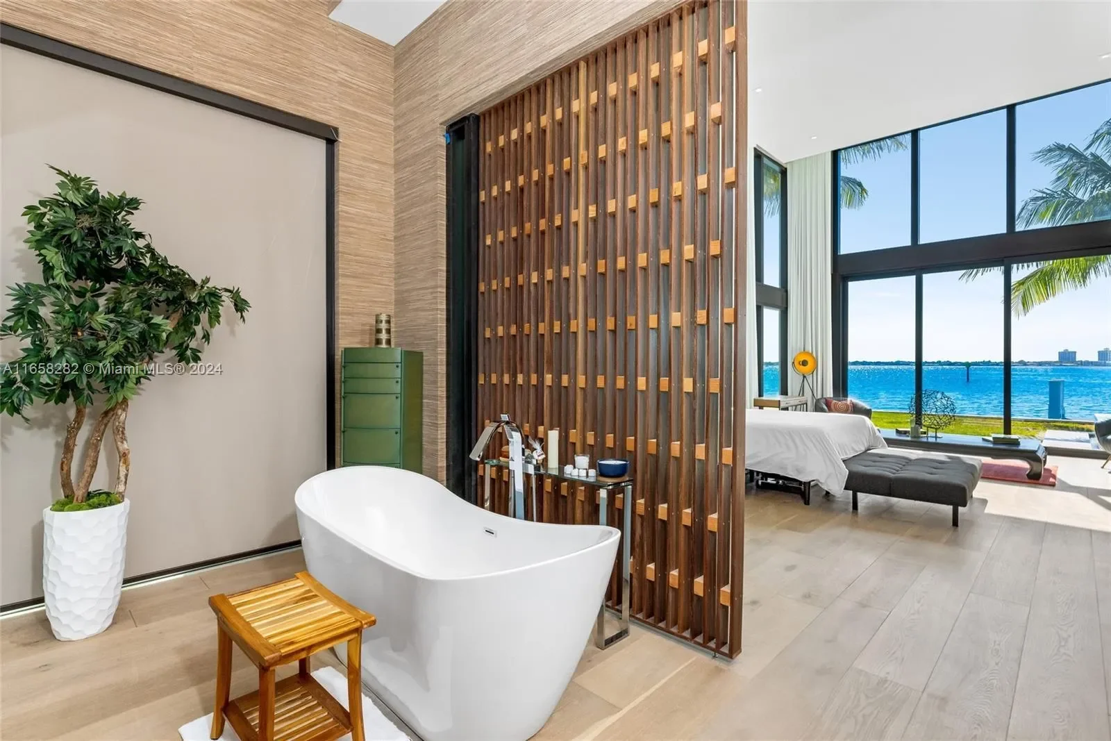7960 Biscayne Point Cir, Miami Beach, Florida, United States. - Photo 9