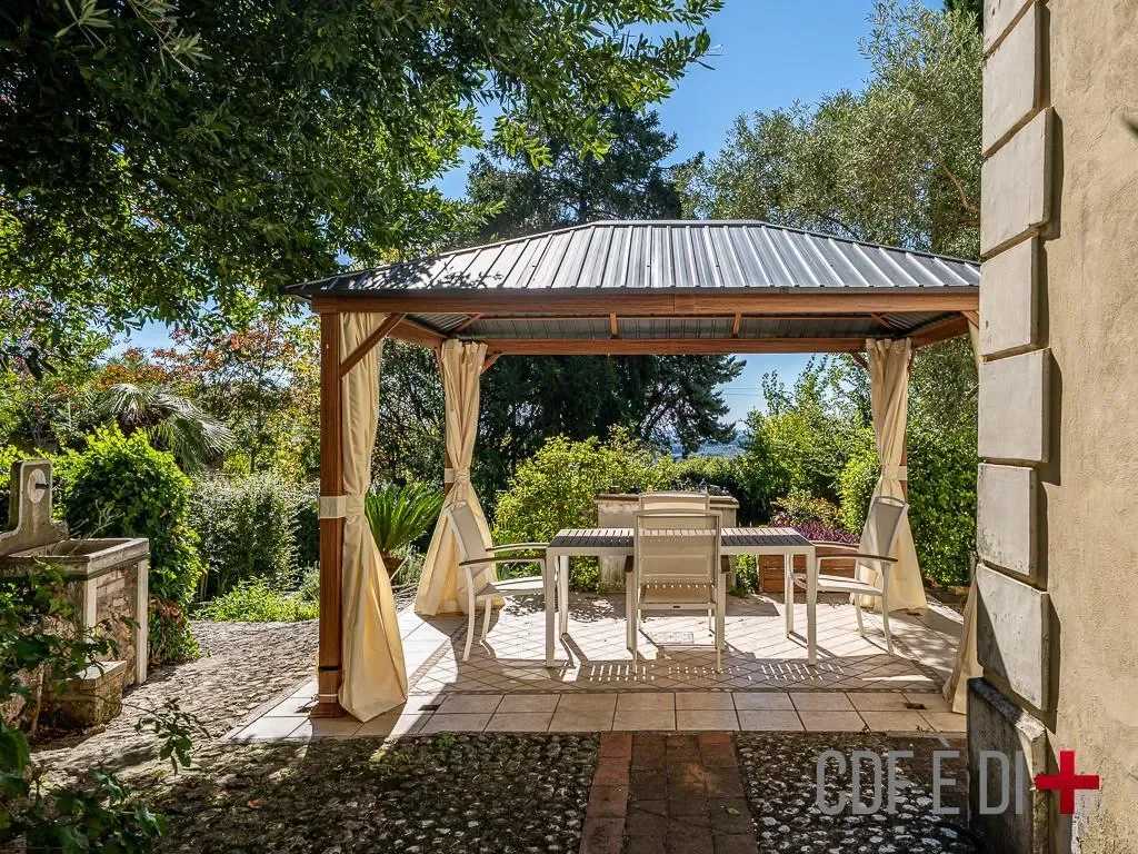 Exterior photo 6
