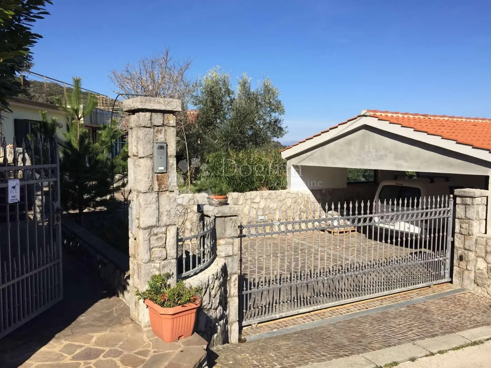 Exterior photo 4