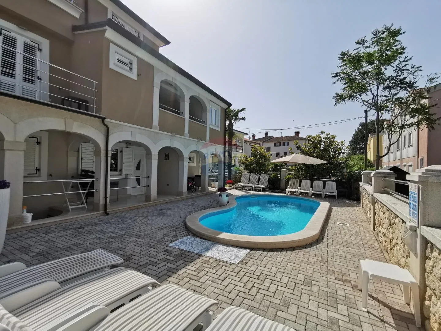 Exterior photo 5