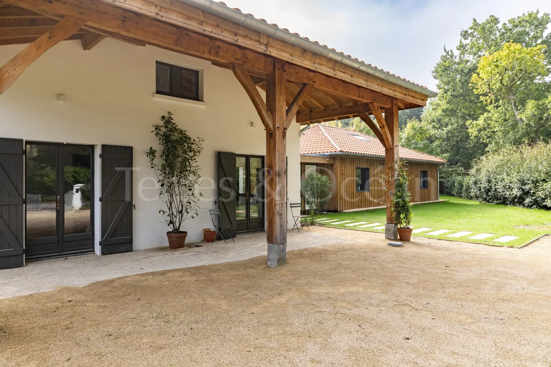 Exterior photo 6