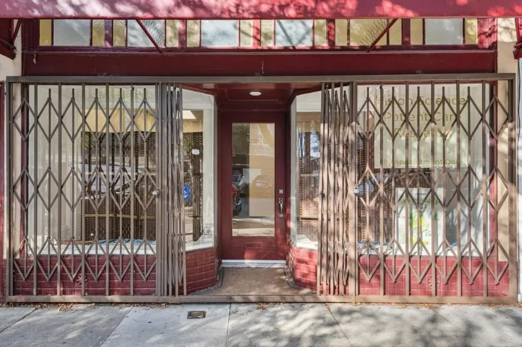 Exterior photo 4