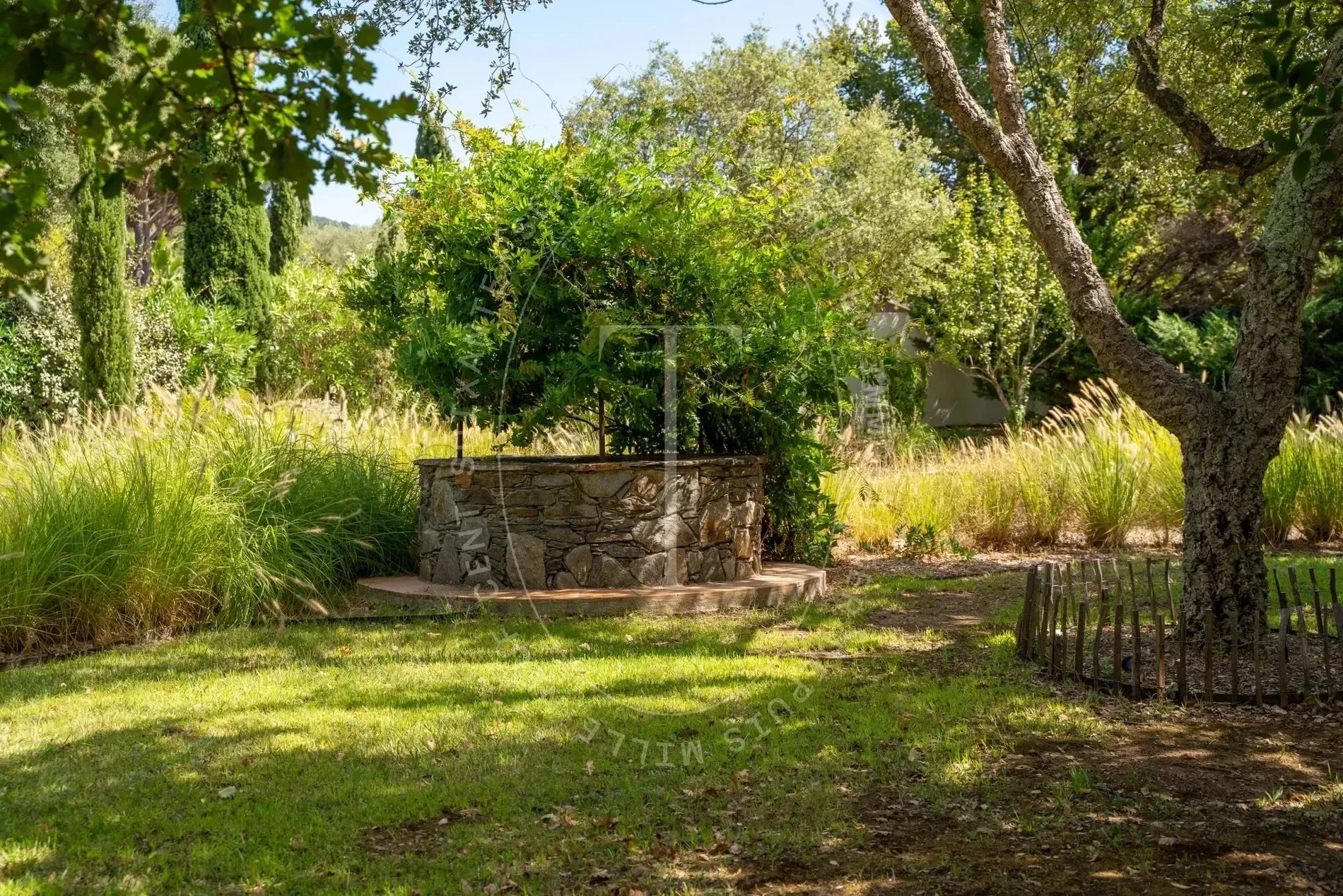 Exterior photo 4