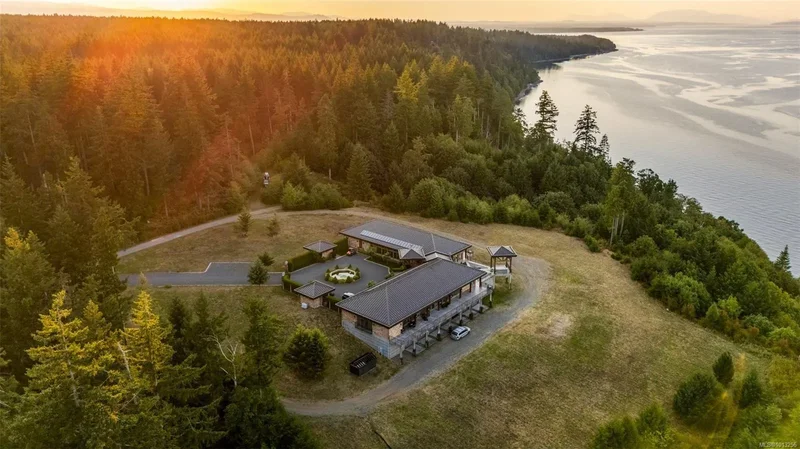 7939 Lenwood Rd, Puntledge, British Columbia, Canada. - Photo 2