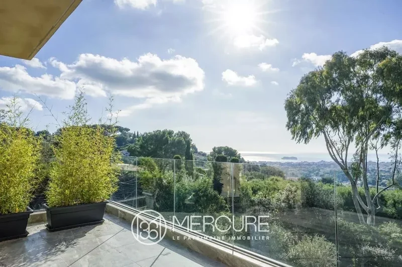 Near Cannes - sea view - Recently designed architect-designed villa