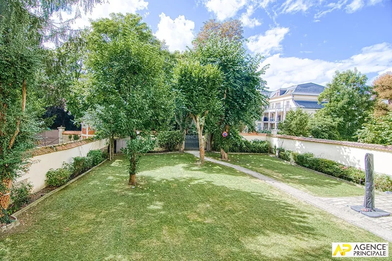 Versailles Notre-Dame Park Duplex Apartment with 4 Rooms and 116m² with Small Terrace