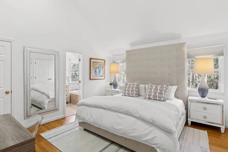 Wooded Oak Lane, East Hampton, New York, United States. - Photo 20