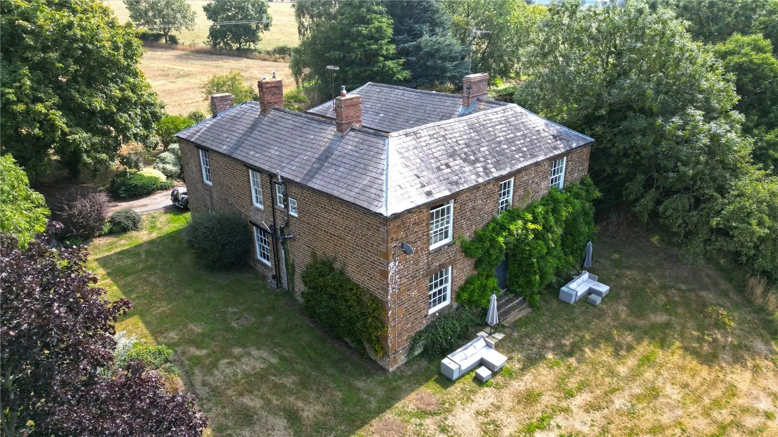 Exterior photo 5