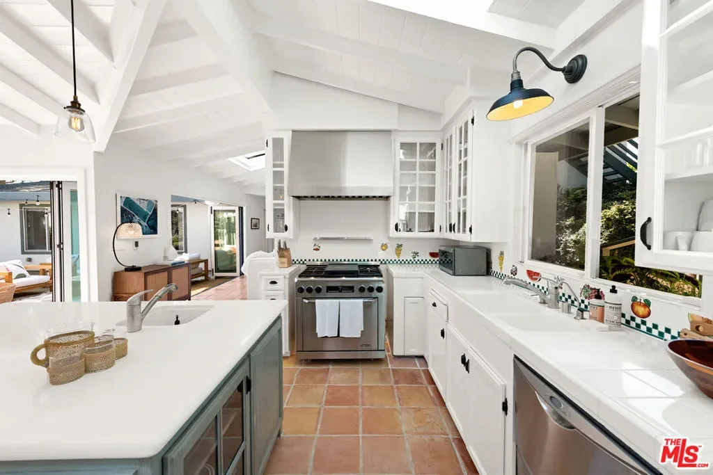 31562 Broad Beach Road, Malibu, California, United States. - Photo 2