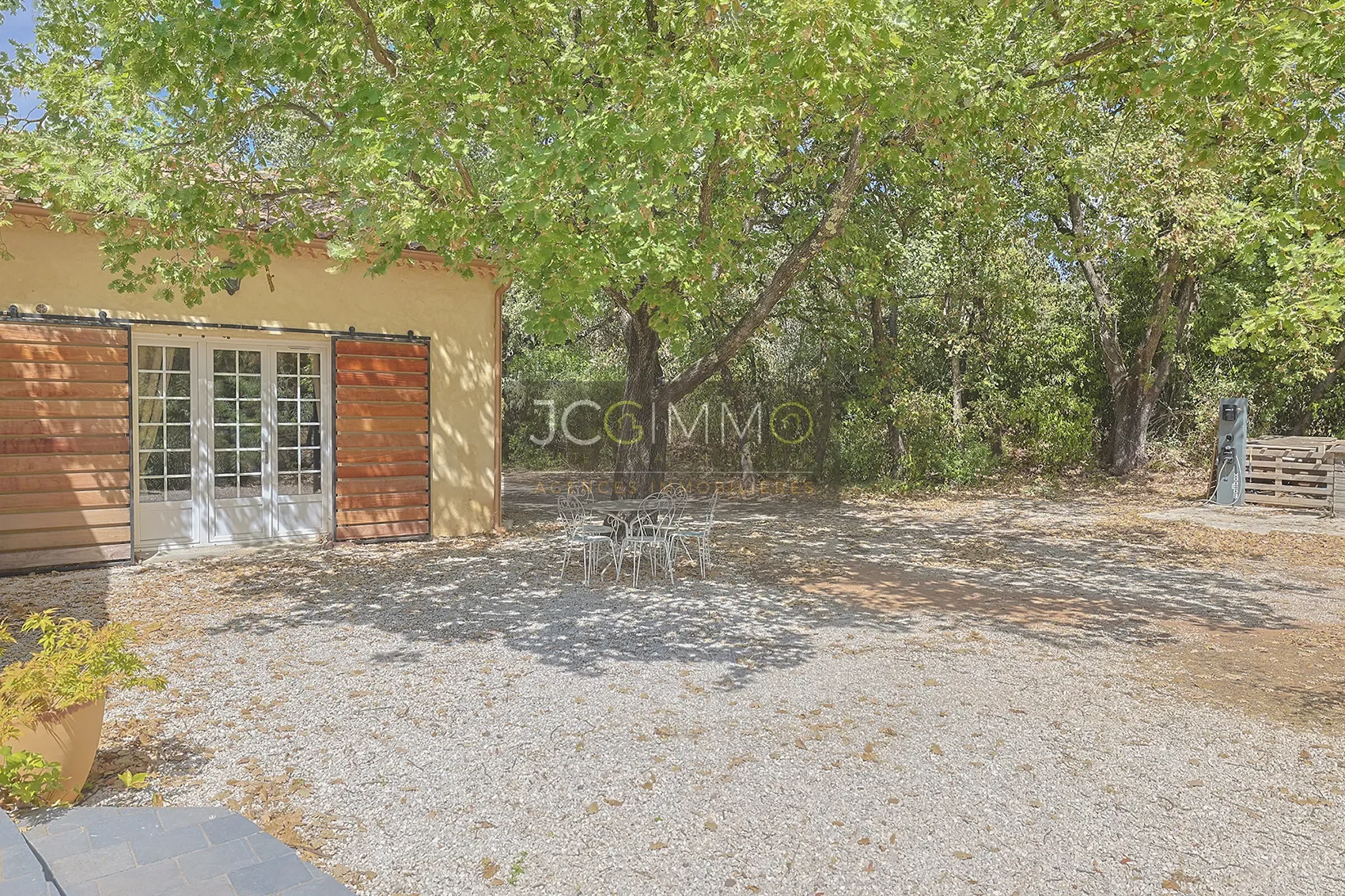 Exterior photo 7