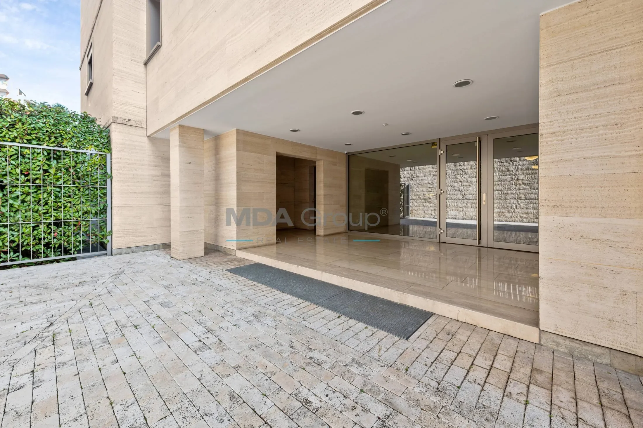 Exterior photo 5