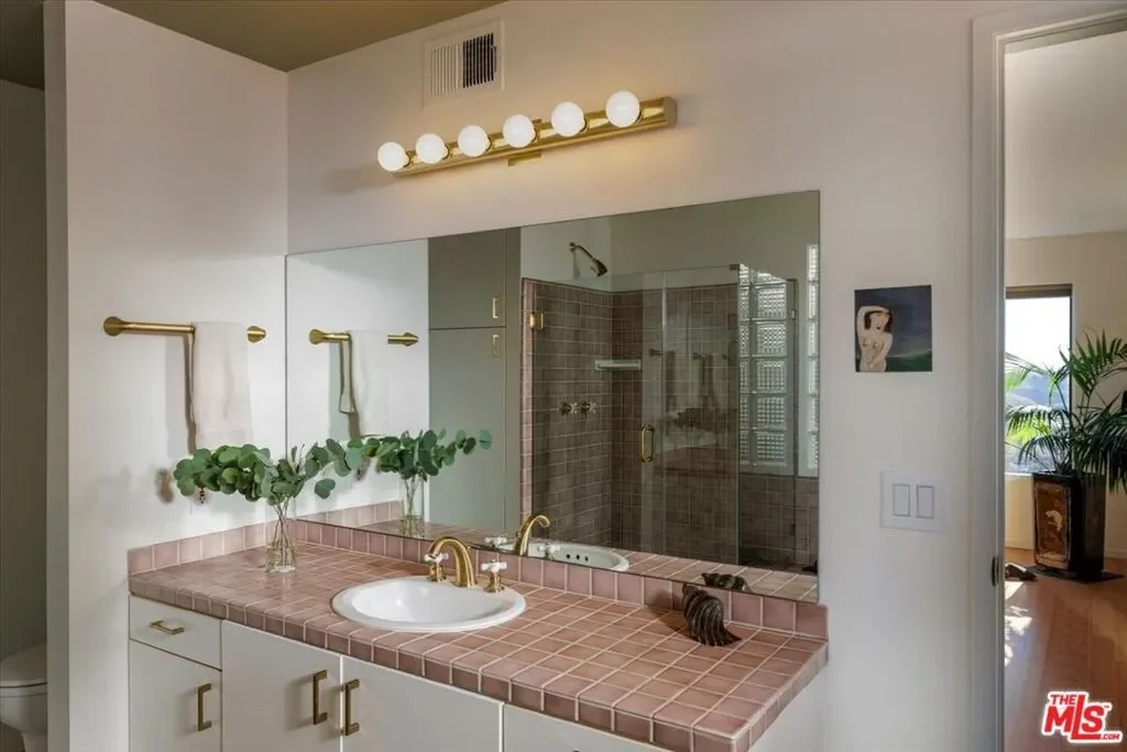 1358 Killarney Avenue, Los Angeles, California, United States. - Photo 8