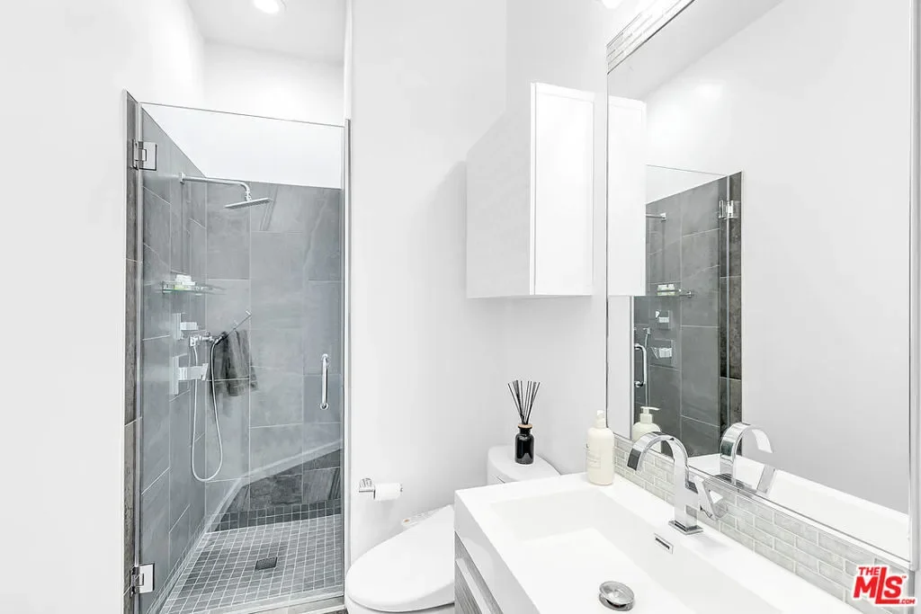 840 N Croft Avenue 301, Los Angeles, California, United States. - Photo 15