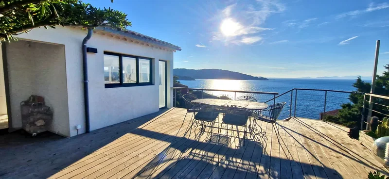 Beautiful villa on the island of Levant facing the sea, renovated in 2024