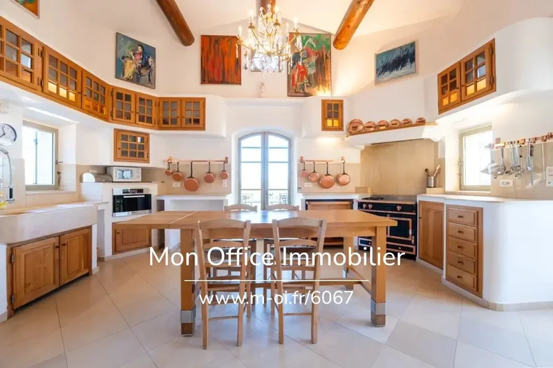 Bonnieux, Provence-Alpes-Côte d'Azur, France. - Photo 3