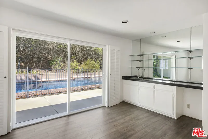 15508 Royal Ridge Road, Los Angeles, California, United States. - Photo 18