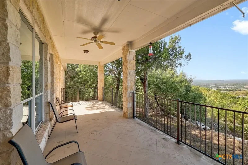 Single Family Residence in Leander