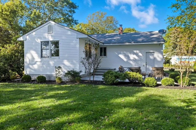 Harvard Drive, Hampton Bays, New York, United States. - Photo 6