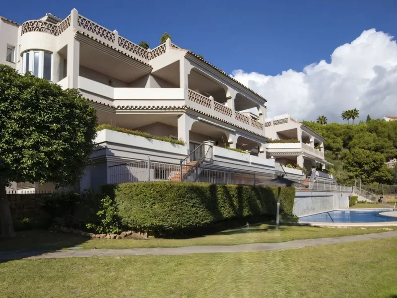 3 bedroom apartment for sale in Monte Resina, Puerto del Almendro, Benahavis on the Costa del Sol