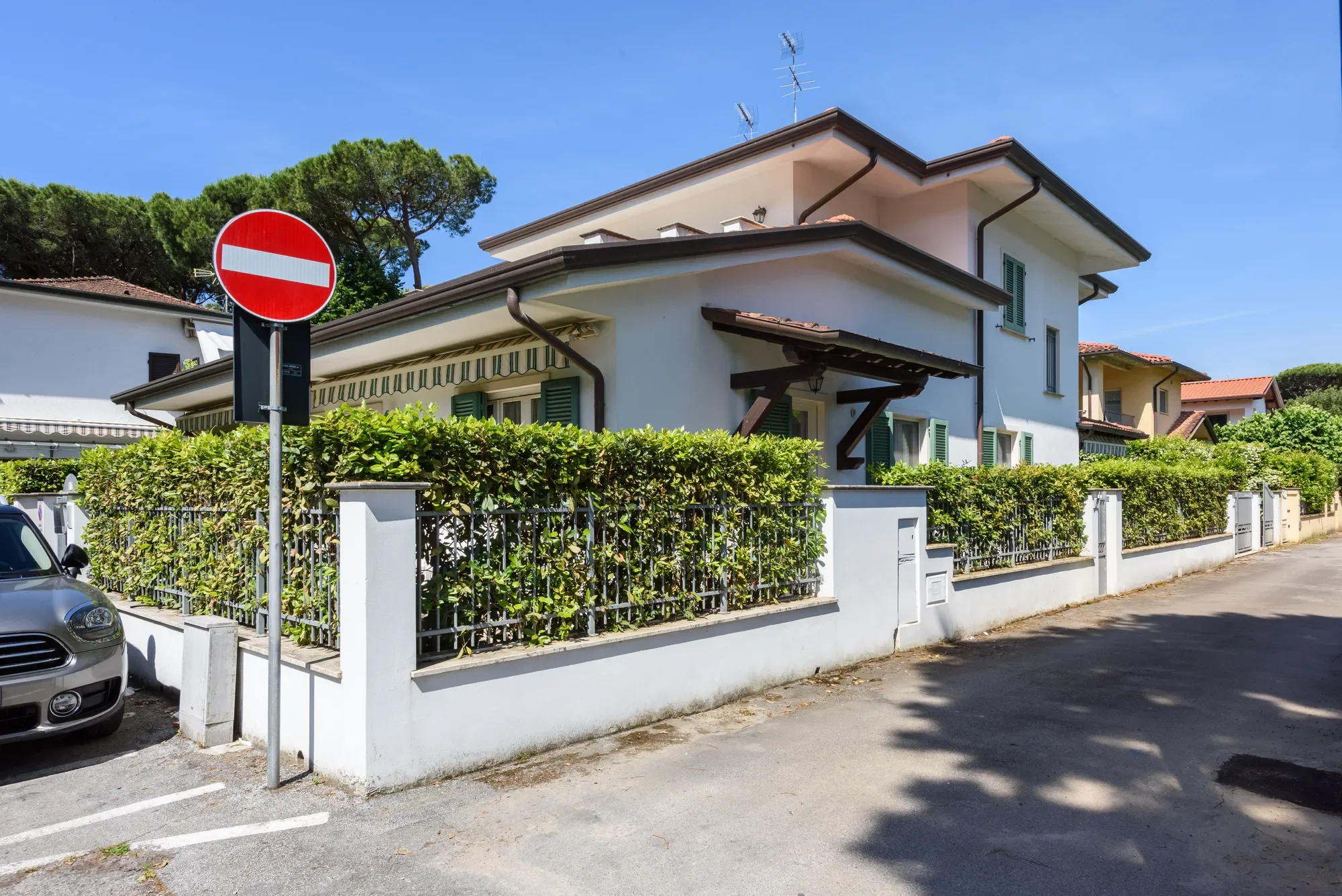 Exterior photo 4