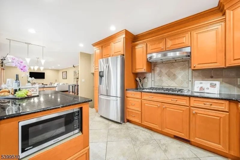 12 Clinton Ln, Wayne Twp., NJ 07470, Wayne, New Jersey, United States. - Photo 4