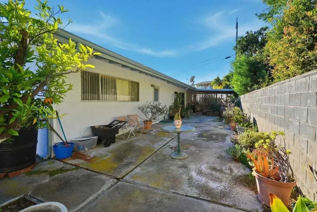 Exterior photo 8