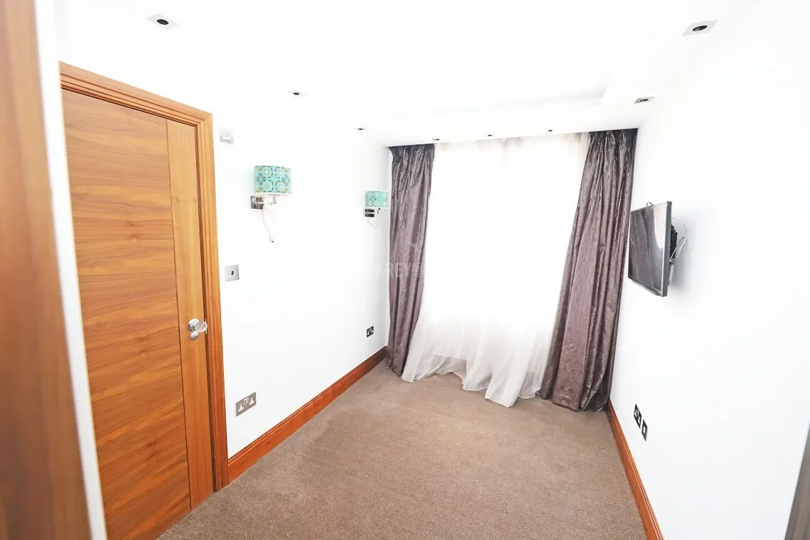 Beaufort Drive Hampstead Garden Suburb, London, England, United Kingdom. - Photo 10