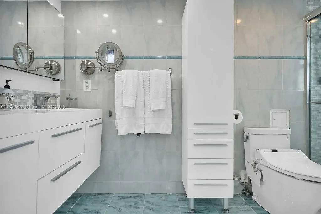 6039 Collins Ave 1126, Miami Beach, Florida, United States. - Photo 24