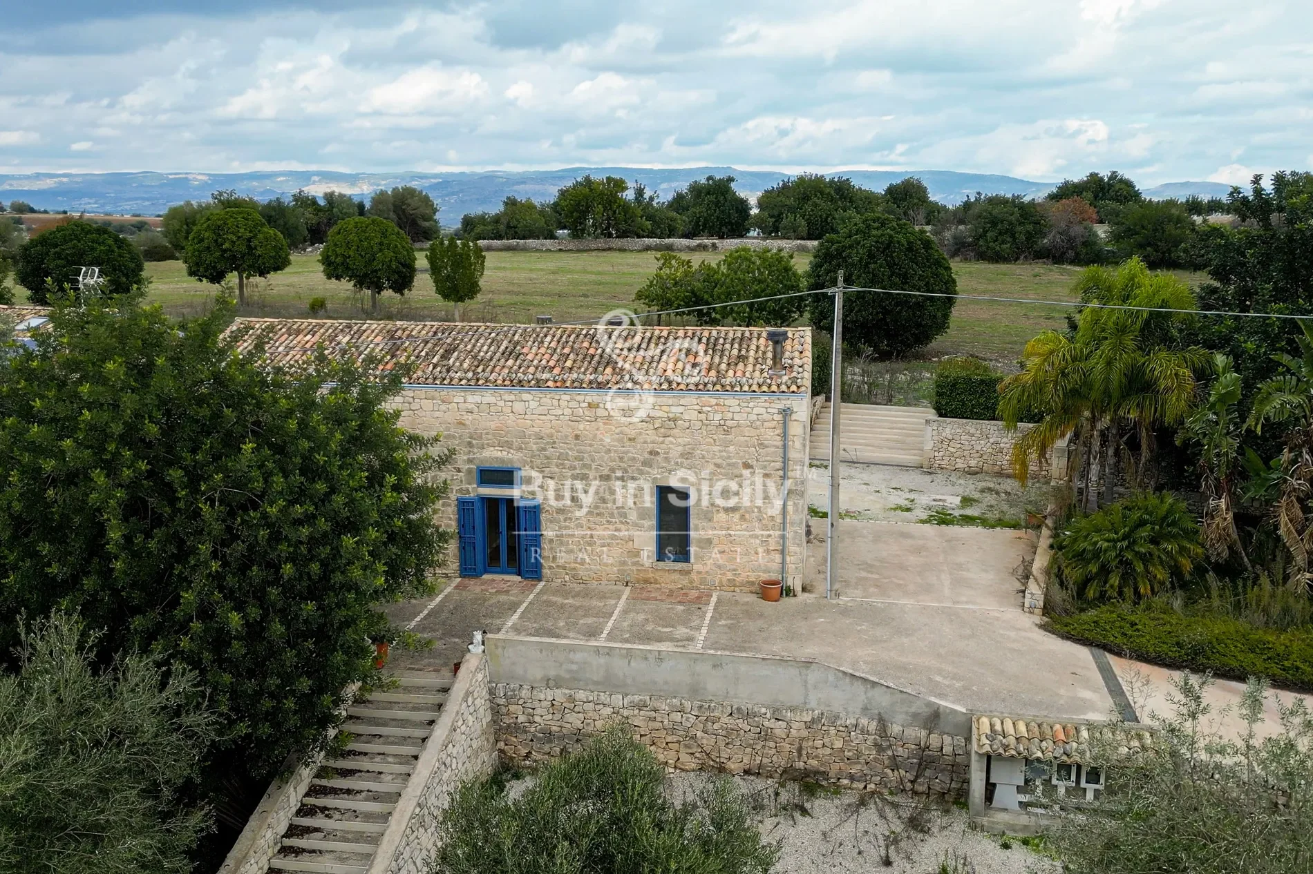 Exterior photo 4