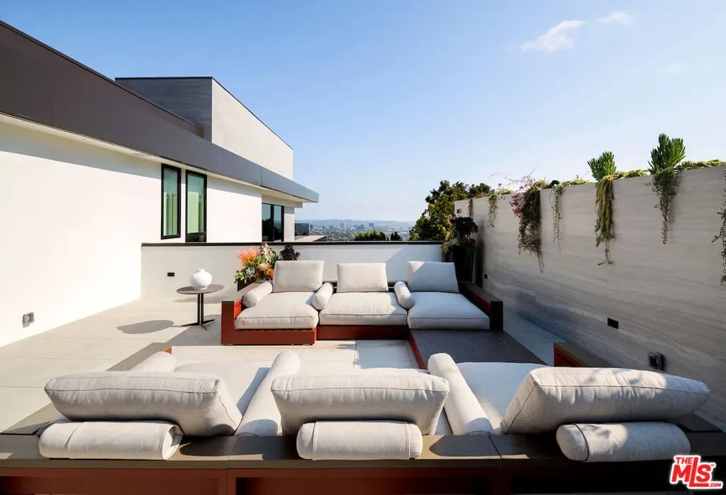 8116 Laurel View Drive, Los Angeles, California, United States. - Photo 2