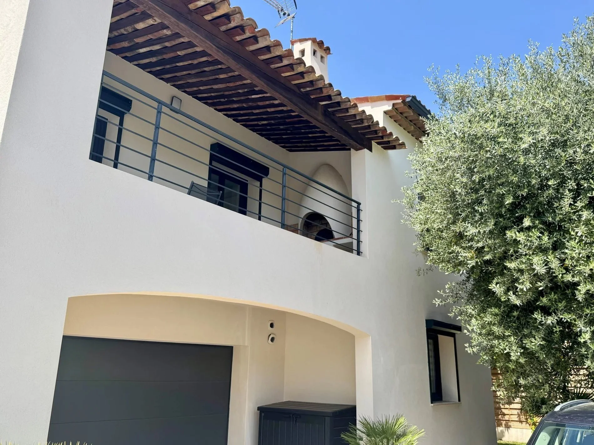 Exterior photo 3