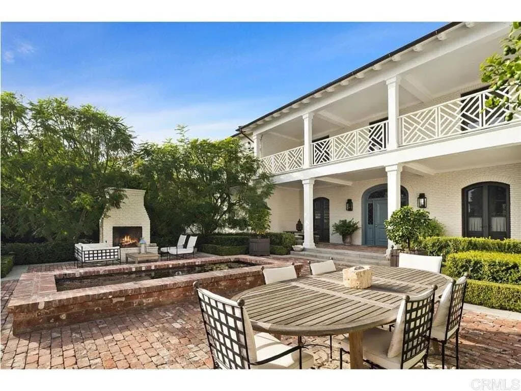 Exterior photo 4