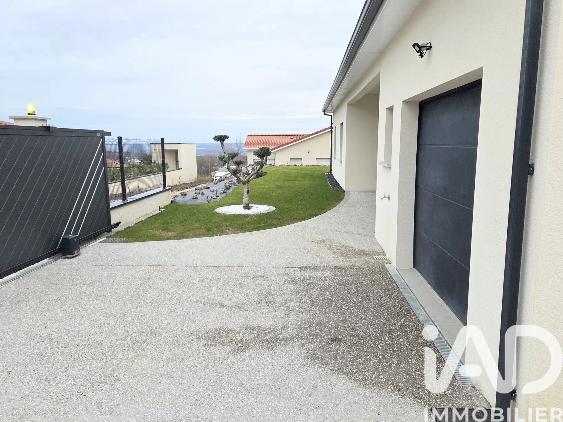 Exterior photo 4